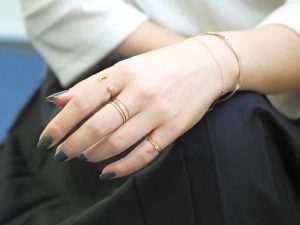 シルバーをミックスしたコーディネート